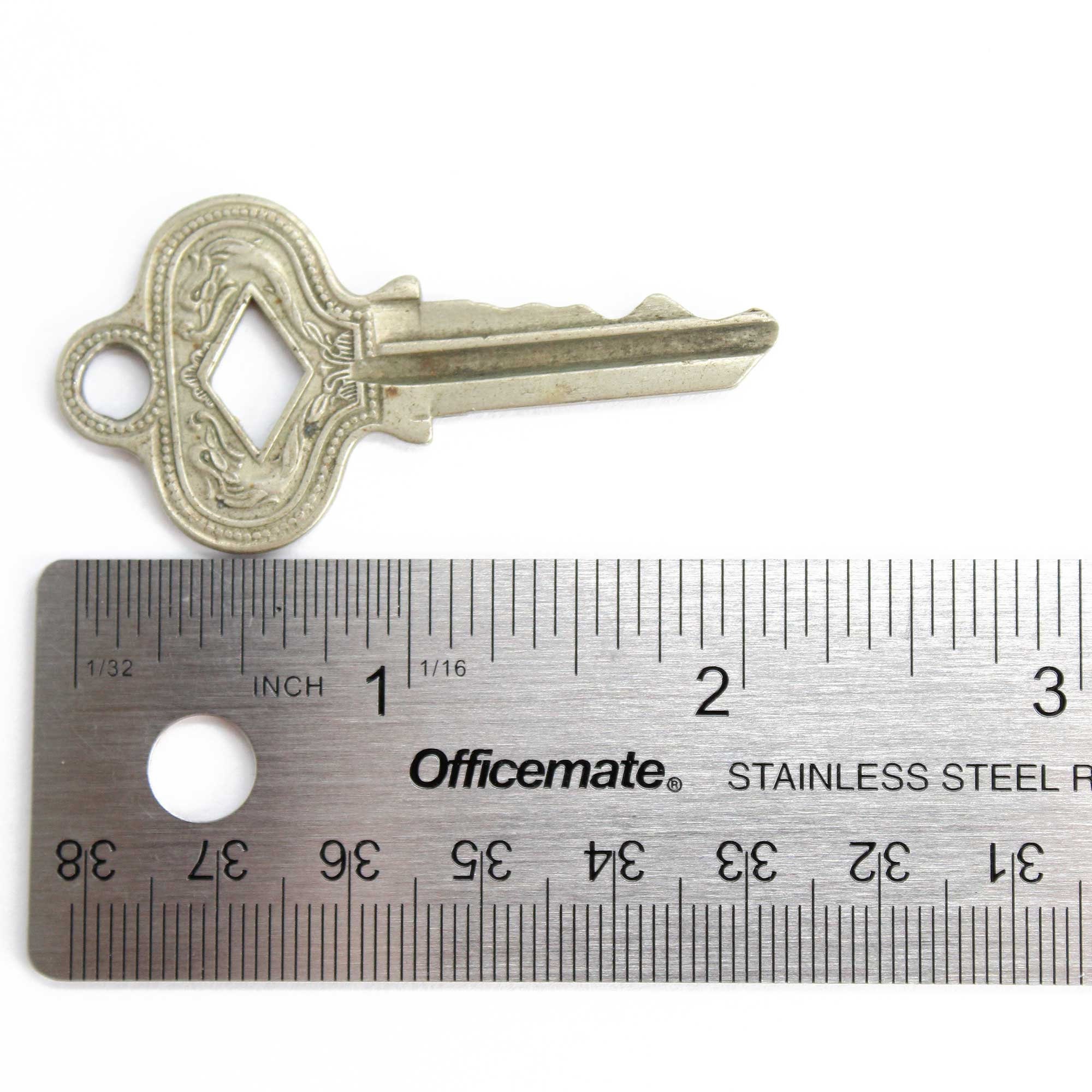 17 Old Vintage and Antique Keys, Skeleton Door Key, Cash Box, Mills  Novelty, US Lock, Russwin, Yale House Keys, Presto, Rusty 17729a 