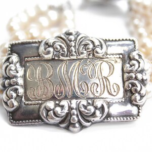 Armband med monogram i konstpärlor, 18 cm långt, pärlsmycken för bröllop, dödsbo bild 2