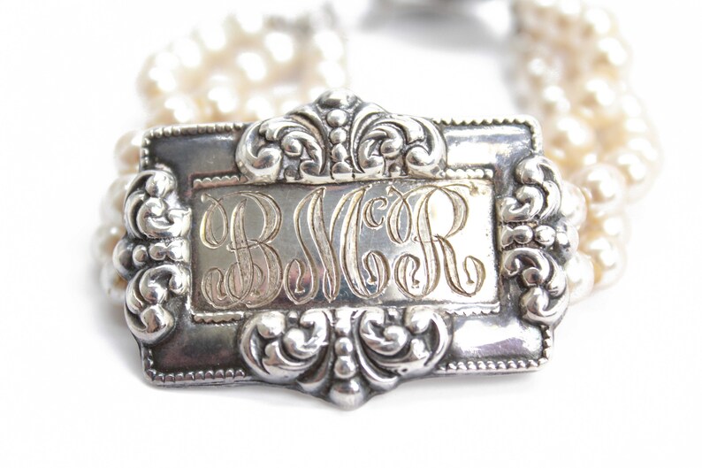Armband med monogram i konstpärlor, 18 cm långt, pärlsmycken för bröllop, dödsbo bild 2