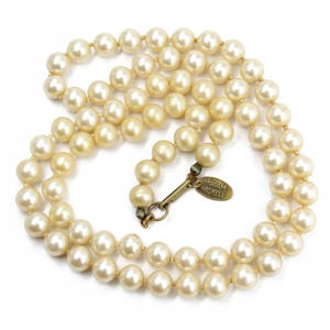 Vintage Miriam Haskell Faux Perlenkette, 24 "Creme Perlen mit einzigartigem Schiebeverschluss (c. 1975)