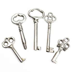 Fünf antike Skelett Schlüssel, Vintage Schlüssel Lot, Silber antike Schlüssel, perfekt für die Schmuckherstellung, Schattenboxen und Anhänger