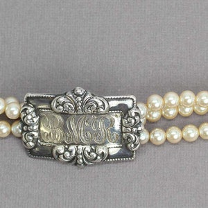 Armband med monogram i konstpärlor, 18 cm långt, pärlsmycken för bröllop, dödsbo bild 7