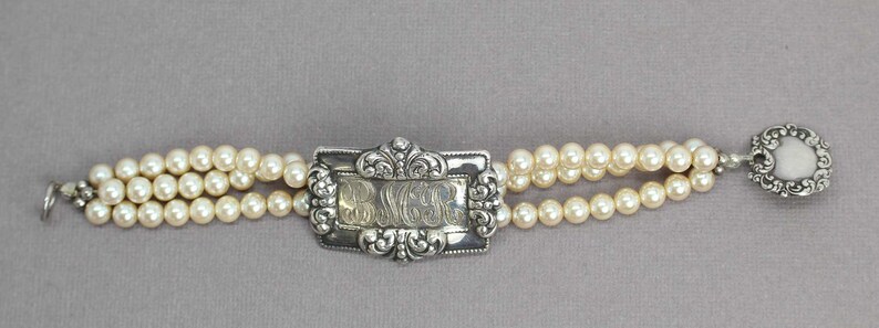 Armband med monogram i konstpärlor, 18 cm långt, pärlsmycken för bröllop, dödsbo bild 7