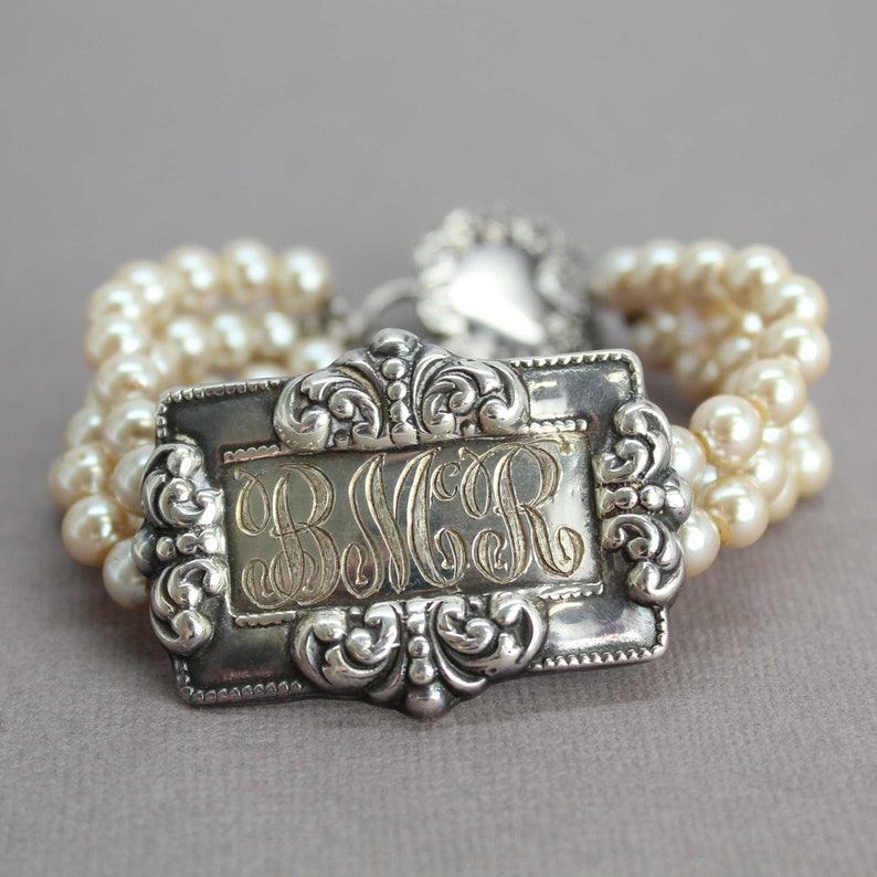 Armband med monogram i konstpärlor, 18 cm långt, pärlsmycken för bröllop, dödsbo bild 4