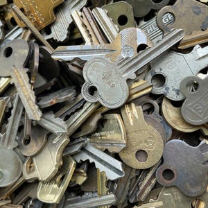 Keys, Lot of 10 Old Keys, Bronze and Brass Color Tone Keys, Used Various Assortment of Keys, Vintage Keys, Craft Keys, Steampunk Keys