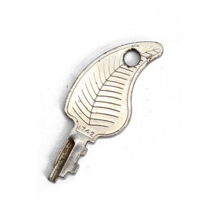 Featherlite Key, Presto Key, Vintage Luggage Key NO 1742, Vintage Featherlite, Feather shaped Key, Steampunk Jewelry Supply