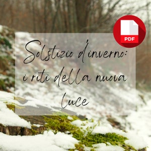 Può includere: Un'icona di documento PDF in un cerchio rosso, su uno sfondo sfocato di paesaggio invernale. Il documento presenta il testo: "Solstizio d'inverno: i riti della nuova luce."