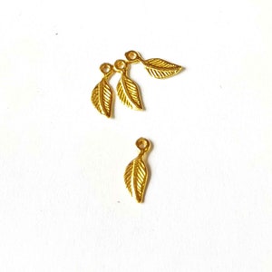 Hojas diminutas llenas de oro - 4 piezas - encanto de hoja diminuta - colgante de hoja - encanto no barnío