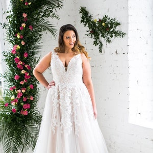 Plus size wedding dress, amazing lace pluss size wedding dress
