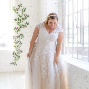 Plus size wedding dress, pluss size wedding dress with sleeves, cap sleeves plus size wedding dress