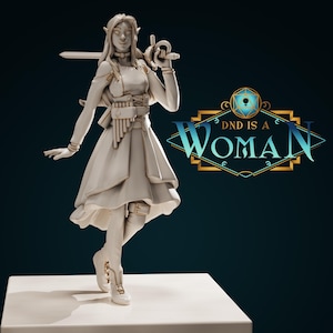 Pode incluir: Uma figura branca pintada de um personagem feminino elfo segurando uma espada e uma flauta. A figura está em pé sobre uma base branca. O fundo é azul escuro com o texto "DND IS A WOMAN" em letras douradas.