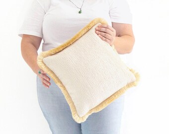 Funda de cojín blanca y amarilla hecha a mano únicamente con flecos de arbusto