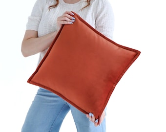 Funda de cojín de terciopelo de lujo con borde de brida y color naranja quemado