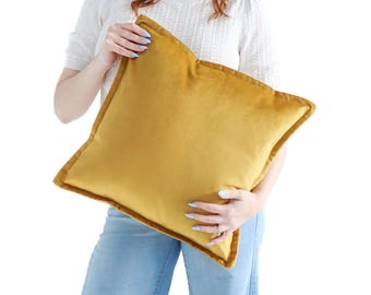 Funda de cojín de terciopelo de lujo en color dorado ámbar con borde de brida