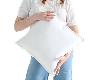 Funda de cojín de terciopelo blanco Daisy con borde de brida