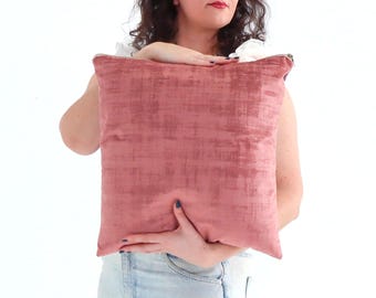 Funda de cojín de terciopelo texturizado rosa ruborizado con cremallera expuesta