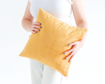 Funda de cojín de terciopelo texturizado amarillo dorado con diseño de girasol y cremallera expuesta