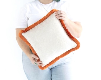 Funda de cojín hecha a mano en color naranja mandarina con flecos de algodón