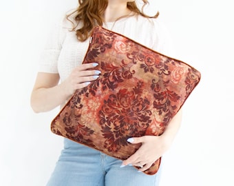 Funda de cojín de terciopelo rojo rojizo con flores y ribete en el borde