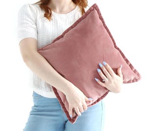 Cojín decorativo de terciopelo rosa oscuro con borde de brida