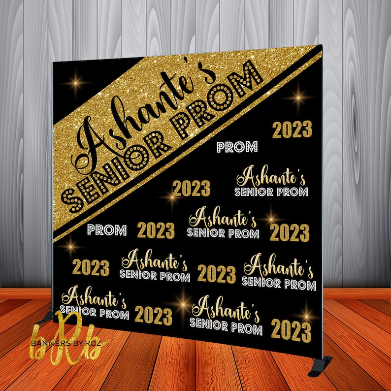 K&ouml;nnte beinhalten: Schwarzer und goldener Glitzer-Hintergrund mit dem Text "Ashante's Senior Prom 2023", der mehrmals wiederholt wird. Der Hintergrund ist mit goldenem Glitzer und Strasssteinen verziert.