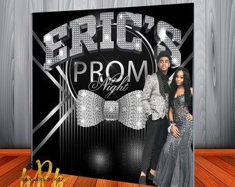 Può includere: Sfondo nero e argento con il testo "Eric's Prom Night" in un carattere a forma di diamante. Un papillon con strass è al centro. Due persone sono in piedi davanti allo sfondo.