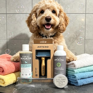 Könnte beinhalten: Ein lächelnder, hellbrauner Hund sitzt hinter einer Präsentation von Hundepflegeprodukten. Die Produkte umfassen Shampoo, Conditioner, eine Bürste und einen beruhigenden Balsam. Bunte Handtücher sind auf beiden Seiten gestapelt. Blasen schweben in der Luft.