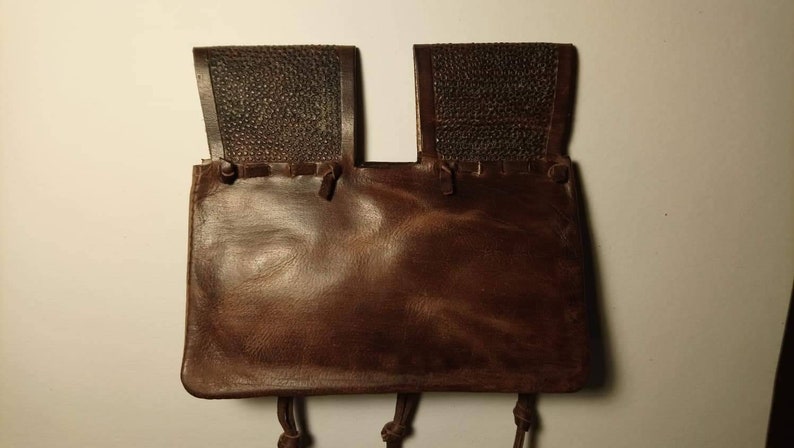 Based on a historic original leather belt bag of the 15th century.