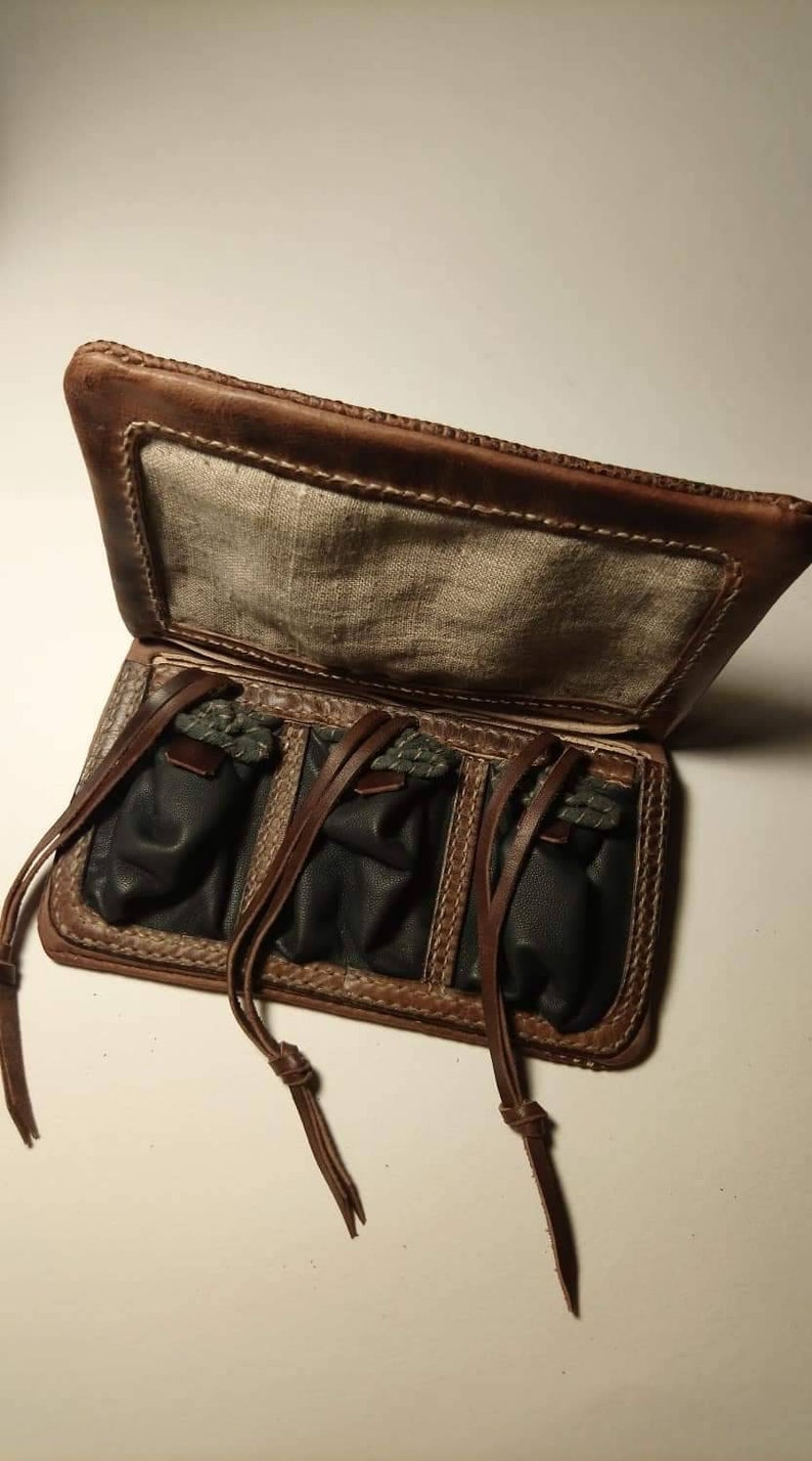 Based on a historic original leather belt bag of the 15th century.