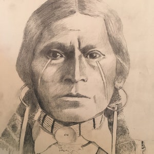 Puede incluir: Un dibujo a lápiz en blanco y negro de un hombre nativo americano con el pelo largo, vestido con ropa y joyas tradicionales. Tiene una expresión seria en su rostro y parece estar mirando directamente al espectador.