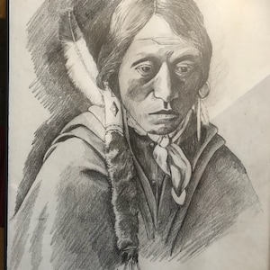 Puede incluir: Un dibujo a lápiz en blanco y negro de una persona nativa americana que lleva ropa tradicional y un tocado de plumas. La persona está mirando hacia abajo con una expresión seria.