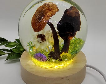 Lámpara de resina con forma de hongo, musgo y flores reales, luz nocturna epoxi de bosque, decoración con forma de hongo estilo cottagecore.