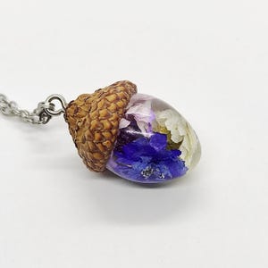 Acorn necklace with real dried flowers, resin flower pendant, forest jewelry for nature lovers
