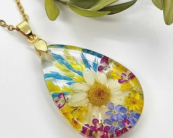 Real daisy necklace, pressed flower pendant, resin jewelry with dried flowers, wildflower necklace, colorful unique jewelry gift for her