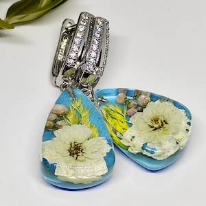 Flower resin earrings, pressed flower earrings, dried flower jewelry gift for mom, cottagecore jewelry, real flower dangle earrings for her