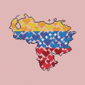 Puede incluir: Un diseño de punto de cruz del mapa de Venezuela, lleno de corazones con los colores de la bandera venezolana: amarillo, azul y rojo. El fondo es de color rosa claro. El diseño está hecho con puntadas pequeñas y cuadradas.
