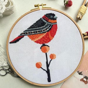 Motif de point de croix d'oiseau des neiges Petit oiseau rouge Tableau de comptage des oiseaux hivernal facile et amusant Bouvreuil mignon Broderie Motif primitif folklorique Ornement