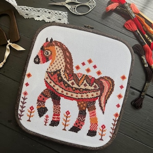 Grappig paard kruissteekpatroon Bruin volkspaard Ornament paard borduurkaart Eenvoudige paard kruissteek paard met bloemen Home patroon