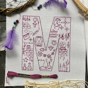 Letra M Blackwork Halloween bordado padrão Magic M gráfico de contagem PDF padrão de monograma Fantasia magia Ponto cruz assustador gótico