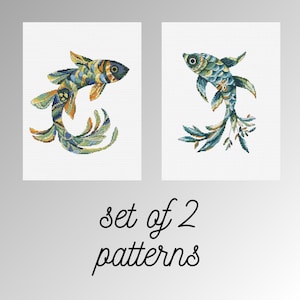 Könnte beinhalten: Zwei Kreuzstichmuster von bunten Fischen auf weißem Hintergrund. Die Fische haben komplizierte Muster in Blau-, Grün-, Gelb- und Orangetönen. Der Text "set of 2 patterns" steht in Schreibschrift unter den Bildern.
