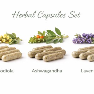 Może przedstawiać: Obraz zestawu kapsułek ziołowych z tekstem "Herbal Capsules Set". Kapsułki są oznaczone jako Rhodiola, Ashwagandha i Lawenda. Każdy zestaw kapsułek jest uzupełniony gałązką odpowiedniego zioła.