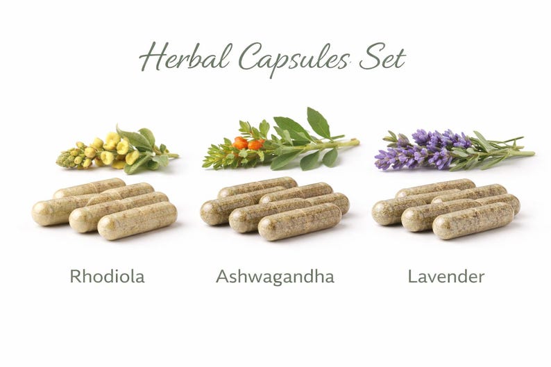 Może przedstawiać: Obraz zestawu kapsułek ziołowych z tekstem "Herbal Capsules Set". Kapsułki są oznaczone jako Rhodiola, Ashwagandha i Lawenda. Każdy zestaw kapsułek jest uzupełniony gałązką odpowiedniego zioła.