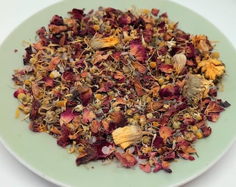 Tisana da bagno alle erbe, sali da spa europei e oli essenziali terapeutici per il relax e il sollievo dallo stress, aromaterapia con miscela botanica, giornata alla spa.