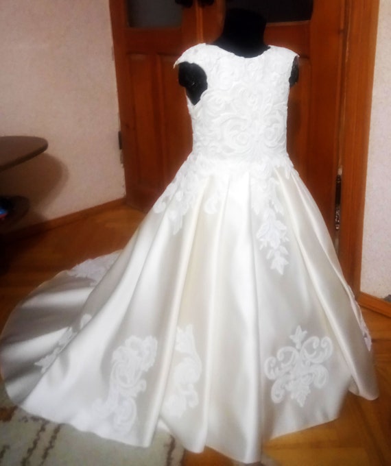 holiday wedding dresses