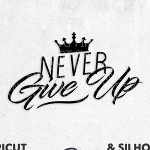 Peut inclure: Un t-shirt violet avec une couronne dorée et le texte "NEVER Give Up" imprimé sur le devant. Le t-shirt est posé sur une surface en bois blanc avec une paire de lunettes de soleil, un jean, un cactus en pot et une paire de baskets noires.
