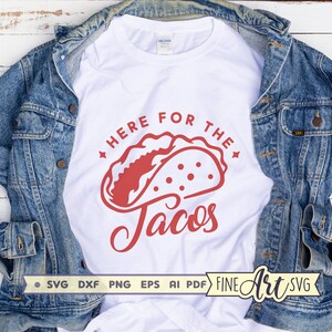 K&ouml;nnte beinhalten: Wei&szlig;es T-Shirt mit rotem Text "Here for the Tacos" und einer roten Taco-Grafik.