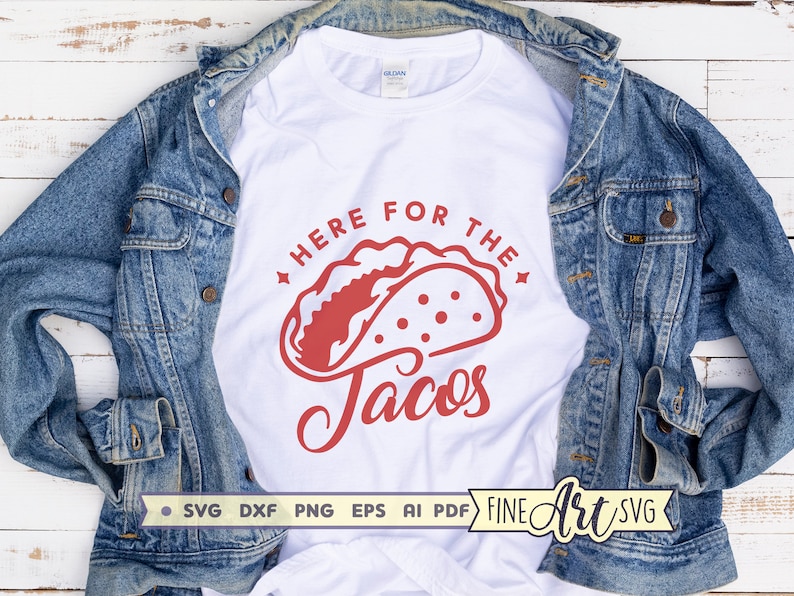 K&ouml;nnte beinhalten: Wei&szlig;es T-Shirt mit rotem Text "Here for the Tacos" und einer roten Taco-Grafik.