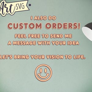 Op de afbeelding: Een groene achtergrond met tekst die "FINE Art SVG." luidt. De tekst "I ALSO DO CUSTOM ORDERS! FEEL FREE TO SEND ME A MESSAGE WITH YOUR IDEA LET'S BRING YOUR VISION TO LIFE." staat in een rood-wit lettertype. Een glimlachend gezicht bevindt zich onderaan de afbeelding.