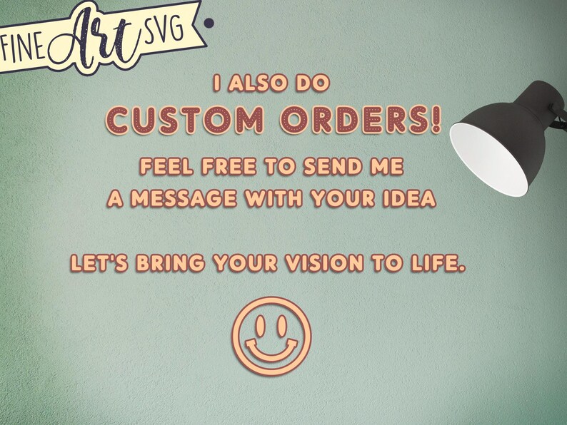 Op de afbeelding: Een groene achtergrond met tekst die "FINE Art SVG." luidt. De tekst "I ALSO DO CUSTOM ORDERS! FEEL FREE TO SEND ME A MESSAGE WITH YOUR IDEA LET'S BRING YOUR VISION TO LIFE." staat in een rood-wit lettertype. Een glimlachend gezicht bevindt zich onderaan de afbeelding.