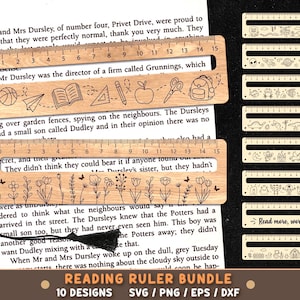 Puede incluir: Marcadores de regla de lectura de madera con diseños grabados. Un marcador presenta iconos escolares, otro tiene patrones florales y otros diversas ilustraciones. Los marcadores miden hasta 15 cm. El texto "Read more, worry less" está en un marcador.